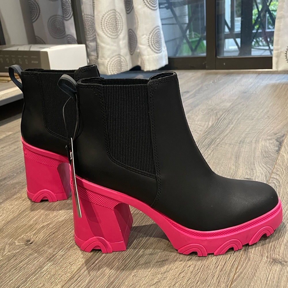 Sorel Brex Heel Chelsea Boots in Cactus Pink